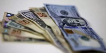 Dólar em queda: saiba se é um bom momento para planejar a sua viagem internacional