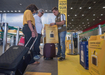 Passageiros podem ser obrigados a despachar bagagem de mão? Entenda as regras dentro dos aviões