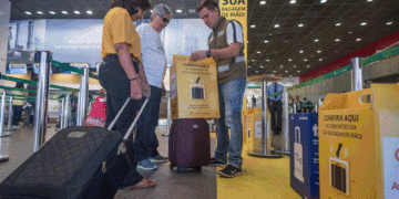 Passageiros podem ser obrigados a despachar bagagem de mão? Entenda as regras dentro dos aviões