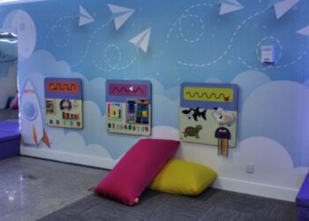 Aeroporto de Congonhas inaugura sala multissensorial para passageiros neurodivergentes com piscina de bolas iluminadas e máquina de bolhinhas de sabão