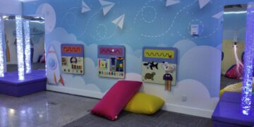 Aeroporto de Congonhas inaugura sala multissensorial para passageiros neurodivergentes com piscina de bolas iluminadas e máquina de bolhinhas de sabão