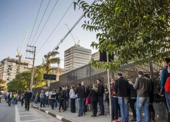 Hora de viajar para os EUA? Fila para tirar visto cai pela metade em São Paulo; Rio, Porto Alegre e Brasília também têm queda