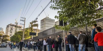 Hora de viajar para os EUA? Fila para tirar visto cai pela metade em São Paulo; Rio, Porto Alegre e Brasília também têm queda