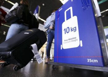 Latam fiscalizará bagagem de mão e cobrará despacho de mala grande demais
