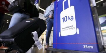 Latam fiscalizará bagagem de mão e cobrará despacho de mala grande demais