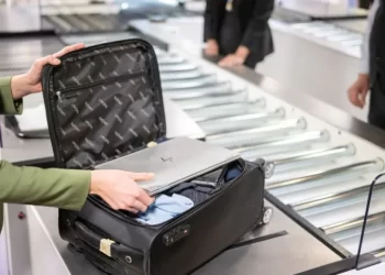 Por que tenho que tirar meu notebook da mala durante a fiscalização do aeroporto?