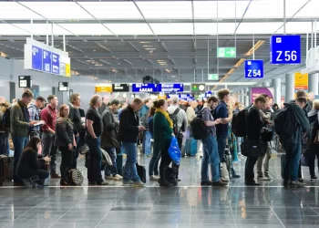 Voo com overbooking? Conheça seus direitos como passageiro