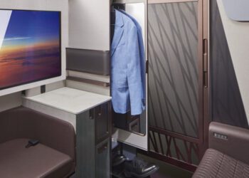 Guarda-roupa, porta e encosto com saída de som: como é o voo de luxo na primeira classe do novo avião da Japan Airlines