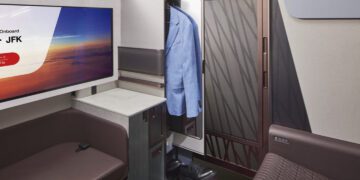 Guarda-roupa, porta e encosto com saída de som: como é o voo de luxo na primeira classe do novo avião da Japan Airlines