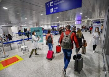Brasileiros estão indo embora do país no maior movimento de migração da história