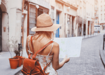 Vai viajar sozinha? Veja dicas de segurança para mulheres