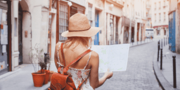 Vai viajar sozinha? Veja dicas de segurança para mulheres